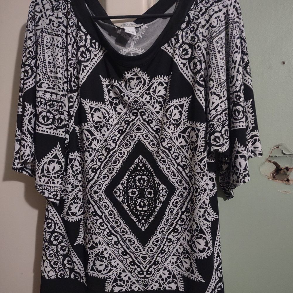 White House Black Market black and white Dolman 3/4 sleeve contrast band on hem